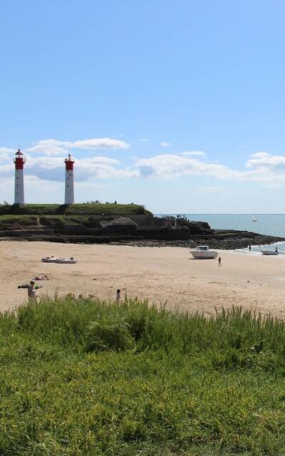 Vue d'une plage de l'île d'Aix avec phares