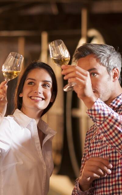 Dégustation dans un chai du vignoble de cognac - ©Shutterstock