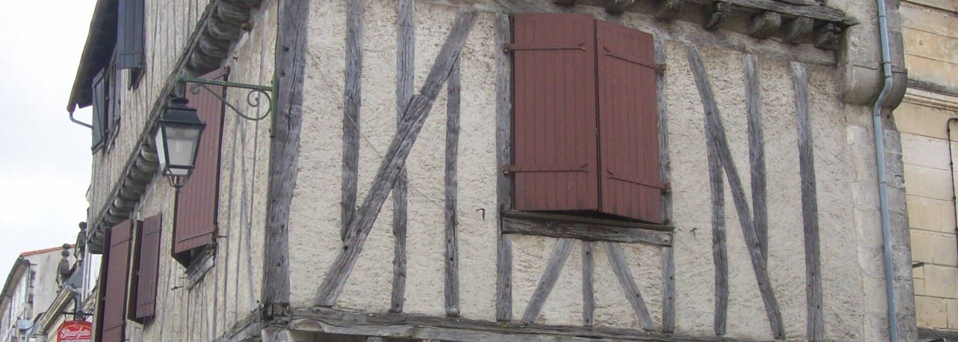 Maison médiévale à Saint-Jean d'Angély - ©Camping Val de Boutonne