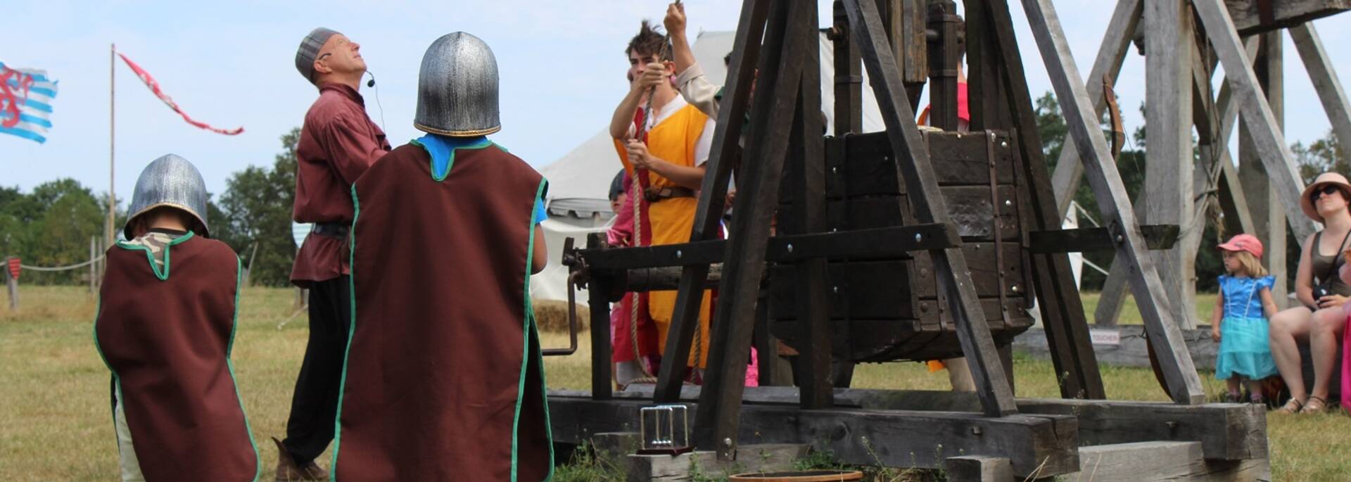 Enfants déguisés devant un trébuchet - ©P.Migaud / FDHPA17