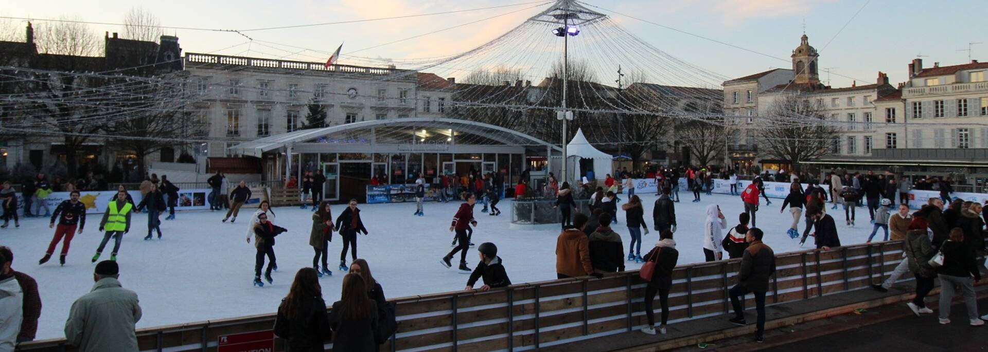 Patinoire sur la place Colbert de Rochefort - ©P.Migaud / FDHPA17