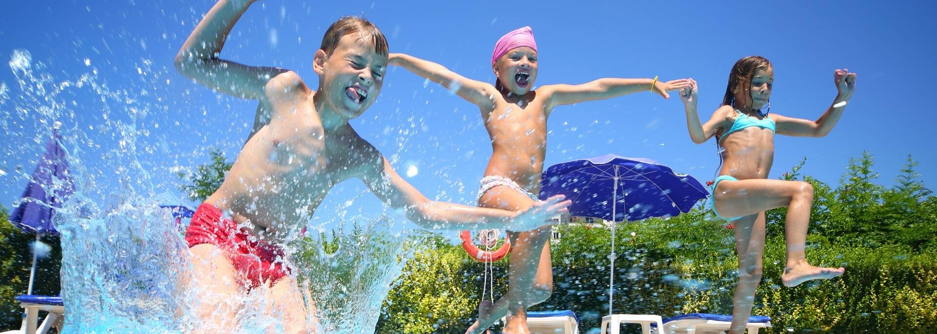 Enfants qui jouent dans la piscine du camping - ©Shutterstock