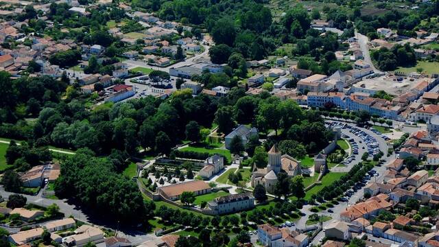 Survol de l'enceinte médiévale de Surgères - ©FDHPA17