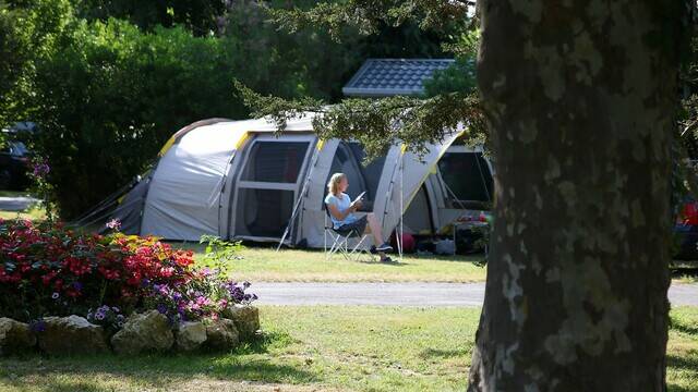 Toile de tente dans un camping - ©FDHPA 17 / PW Photographie