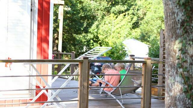 Terrasse d'un mobil-home dans un camping - ©FDHPA17 / PW Photographie