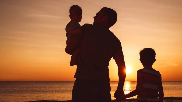 Bébé et papa devant un coucher de soleil - ©Shutterstock