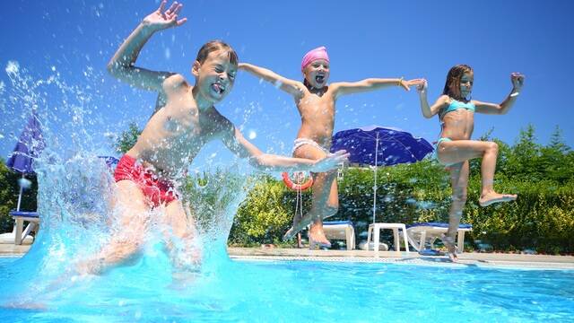 Enfants qui jouent dans la piscine d'un camping / ©Shutterstock