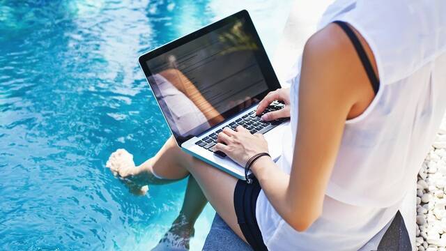 Personne travaillant au bord d'une piscine - ©Shutterstock