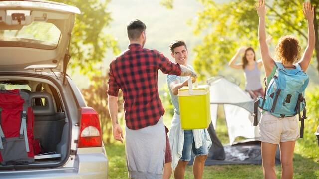 Amis arrivant dans un camping Qualité Tourisme - ©Shutterstock