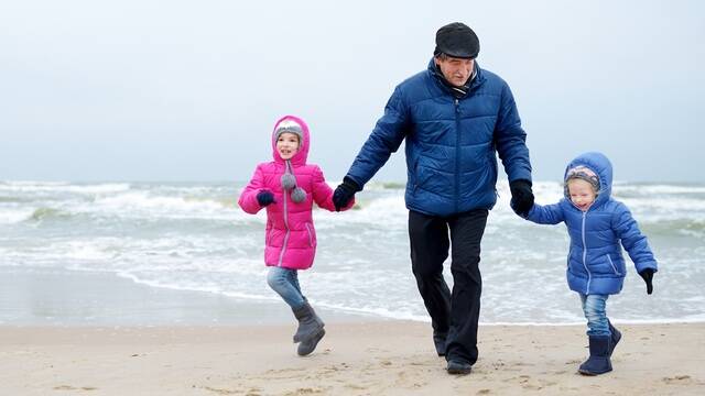 famille m'amusant à la plage en hiver - ©Shutterstock