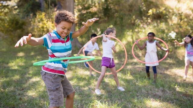 Enfants qui jouent dans un camping - ©Shutterstock