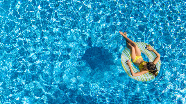 Baignade dans une piscine - ©Shutterstock