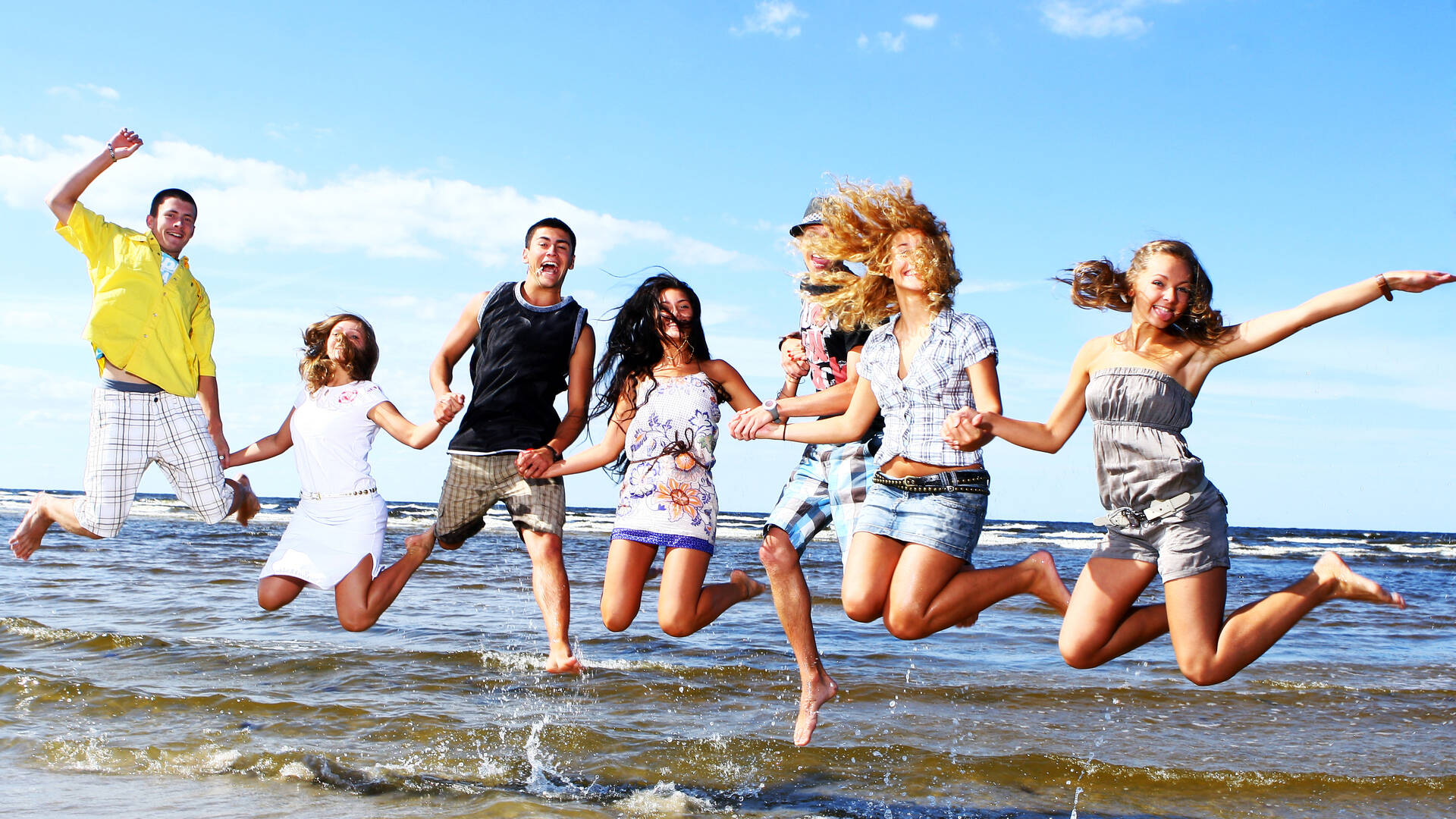 adolescents-heureux-jouant-mer.jpg