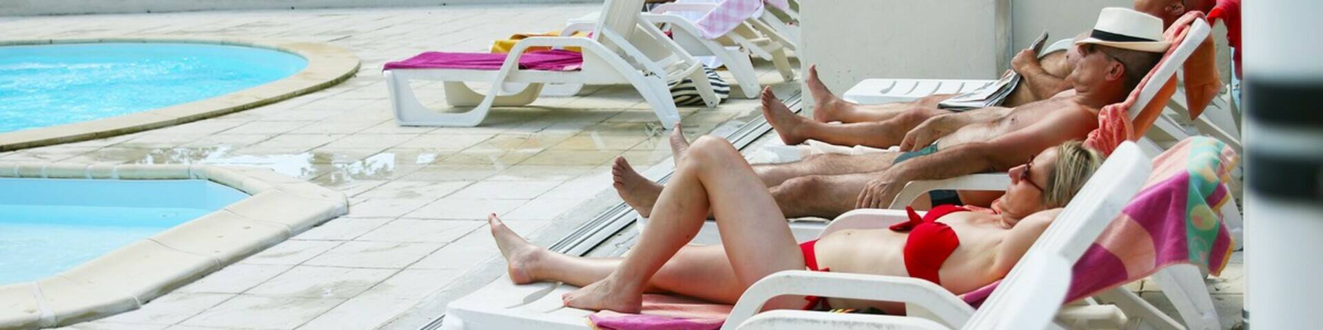 Repos au bord de la piscine
