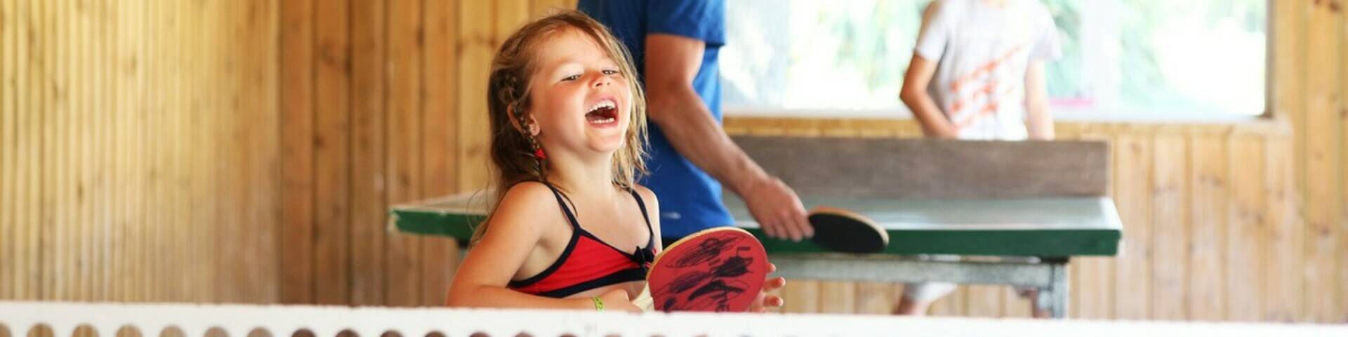 Petite fille jouant au ping-pong