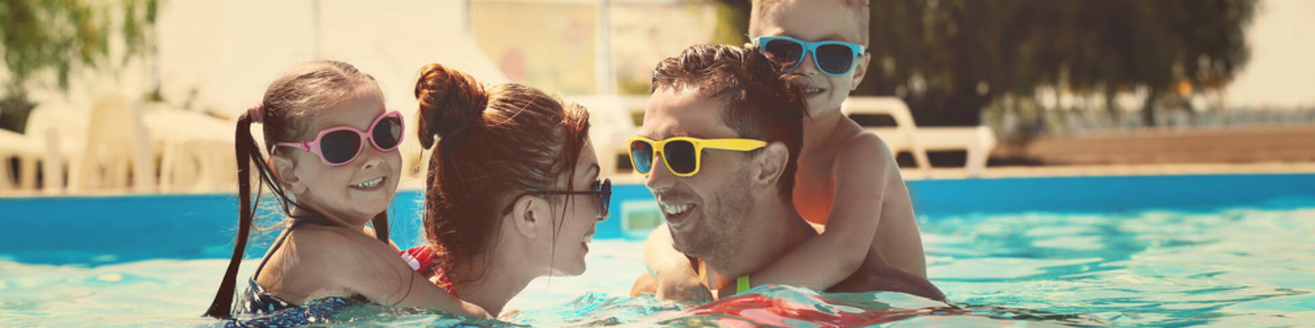 Famille dans uns piscine