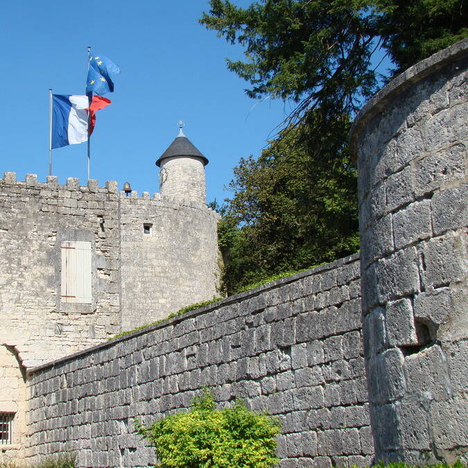 Remparts médiévaux de Surgères © Cécile TRIBALLIER / CMT