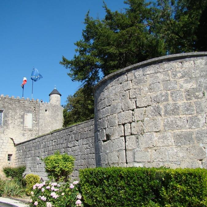Les remparts du château de Surgères - ©C.Triballier / Charentes Tourisme