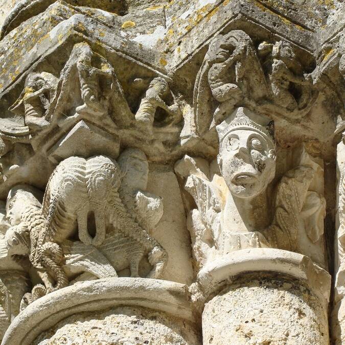 Détail du chapiteau historié de l'église Notre-Dame - C.Triballier / Charentes Tourisme
