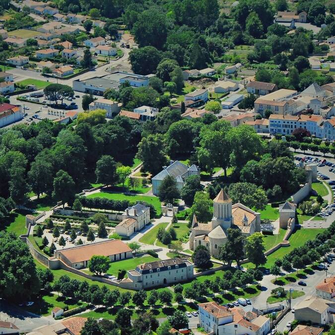 Vue aérienne de l'ancien château de Surgères - ©FDHPA17