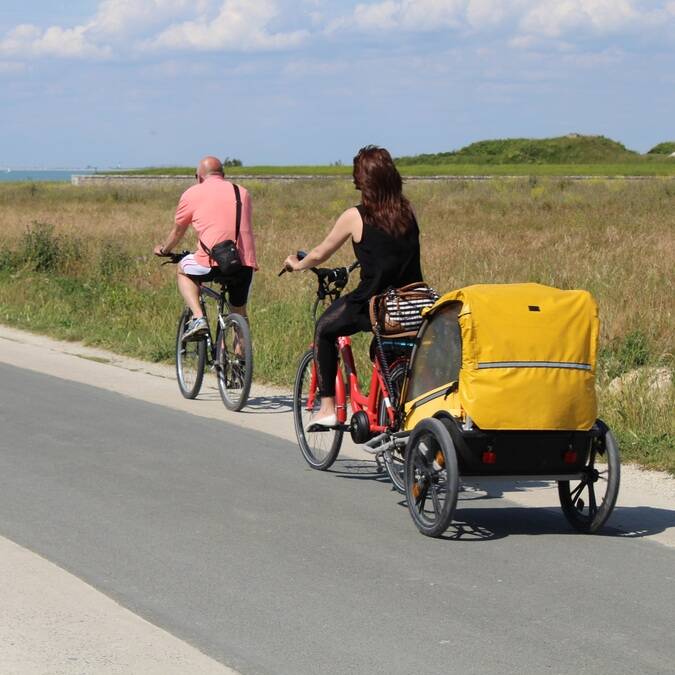 Balade à vélo en famille sur l'île de Ré - © P.Migaud / FDHPA17