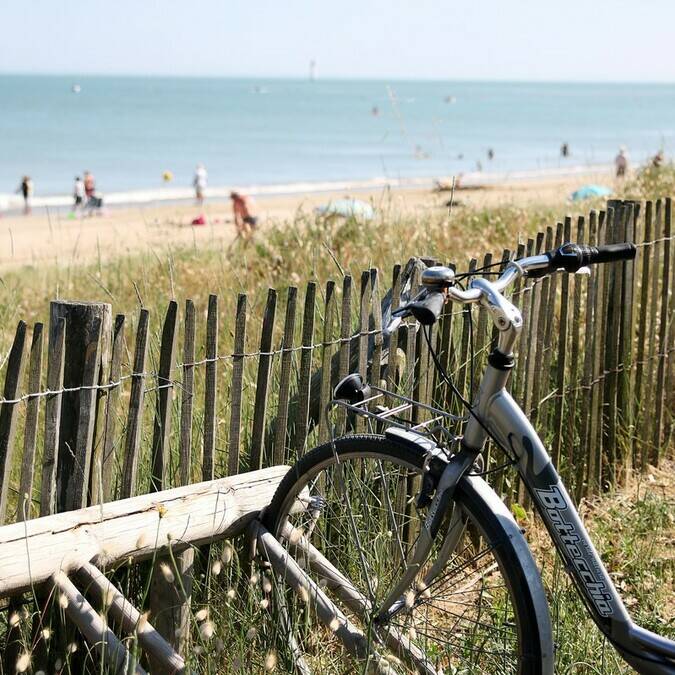 Vélo devant une plage de l'île de Ré - ©PW Photographie / FDHPA17