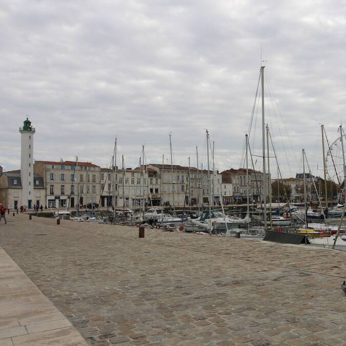 L'un des phares du Vieux-Port de La Rochelle - ©P.Migaud / FDHPA 17