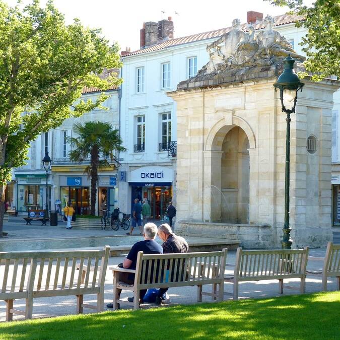 Scène de vie quotidienne sur la place Colbert