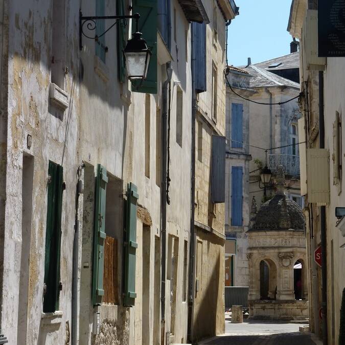 Ruelle typique du centre de Saint Jean d'Angély - ©P.Migaud / FDHPA17