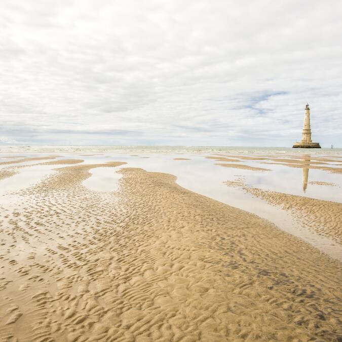 Le phare de Cordouan à marée basse - ©Shutterstock