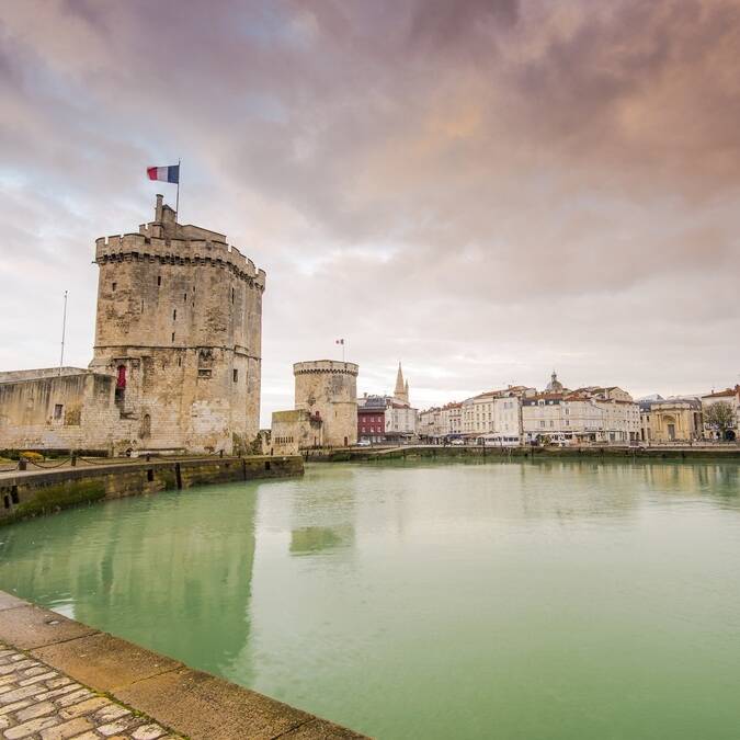 Les célèbres 2 tours ouvrant le Vieux-Port de La Rochelle - ©Shutterstock